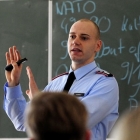 Foto: https://www1.wdr.de/nachrichten/landespolitik/bundeswehr-an-schulen-landtag-100.html