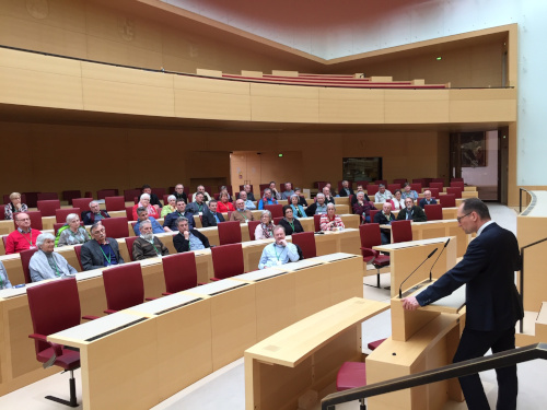 Das Bild zeigt die Teilnehmergruppe der Informationsfahrt im März bei der Diskussion mit Bernhard Seidenath im Plenarsaal. 