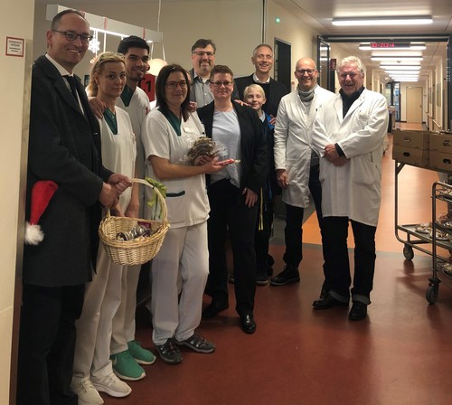 Klinikum Dachau- zeigt (von links) Bernhard Seidenath, die Pflegekräfte Liliana, Milos, Gizela und Conny (leider verdeckt), Stefan Löwl, Gesa Breckweg, Benno und Gerd Koslowski, Prof. Dr. Hagedorn und Oberarzt Dr. Armin Parzhofer auf Station C 1-01 im 1. Stock des Klinikums Dachau.