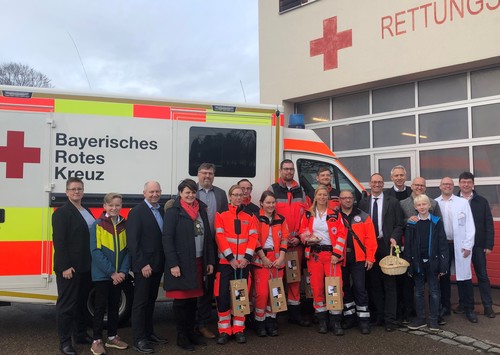 Rettungswache Indersdorf - zeigt (von links) Gesa Breckweg, Elias und Jörg Westermair, Katrin Staffler, Stefan Löwl, Notärztin Sabine Enders, Kai Neumayer, Agnes Dittmann, Philipp Schmied, Conny Dawid, Markus Schober, Frank Laumann (HvO Hilgertshausen), Bernhard Seidenath, Gerd Koslowski, Prof. Dr. Hjalmar Hagedorn, Benno Koslowski, Dr. Björn Johnson und Franz Obesser.