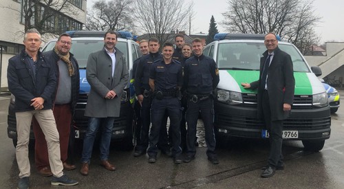 Polizei Dachau - zeigt (von links) den Vertreter des PI-Leiters Björn Scheid, Tobias Stephan und Peter Strauch mit den diensthabenden Beamtinnen und Beamten im Innenhof der PI Dachau.