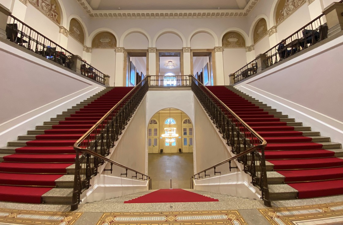 Eine der wohl bekanntesten roten Treppen in ganz München: Der Aufgang zur Plenarebene im Maximilianeum.   Mit einem Klick auf das Bild gelangen Sie direkt zu unseren Bildern der Woche.  Foto: CSU-Fraktion / Kerstin Wies