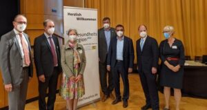 Beim Start dabei: Bernhard Seidenath (links), Gesundheitsminister Klaus Holetschek (3.v.r.) und Michael Hofmann, Bürgerbeauftragter der Staatsregierung (2.v.r.). Foto: CSU-Fraktion