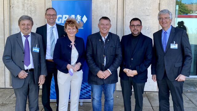 Auf dem Foto von links nach rechts: Georg Schwarzfischer-Engel, Bernhard Seidenath, MdL, Kerstin Tschuck, Christian Bredl, Staatsminister Klaus Holetschek, MdL und Prof. Dr. med. Dr. h.c. J. Grifka.