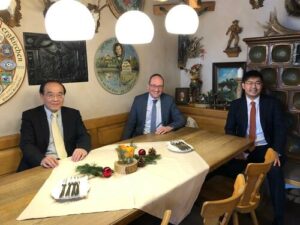 Das Foto zeigt von rechts: Generaldirektor der Republik China (Taiwan), Tsong-Ming Hsu, Bernhard Seidenath, MdL und Herrn Sing-Yue Wu.