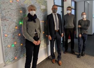 Das Foto zeigt (von links) Dr. Petra Brandmaier, Bernhard Seidenath, Dr. Michael Welschehold und Stefan Sponner in der Leitstelle des Krisendienstes Psychiatrie in München.