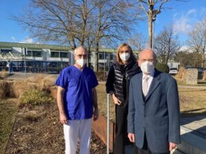 Im Dialog: Professor Dr. Wolfgang Schreml (im Bild rechts) aus Günzburg, Dr. Peter Müller, Chefarzt an der Klinik Günzburg und Vorsitzender des Hospizvereins (im Bild links) und stellv. AK-Vorsitzende Dr. Beate Merk. Foto: CSU-Fraktion