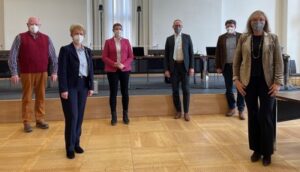 Auf dem Bild sind zu sehen von links: Rainer Ammende, Generaloberin Dürr, Claudia Hauck, Bernhard Seidenath, Alfons Brandl und Dr. Beate Merk. Foto: CSU-Fraktion