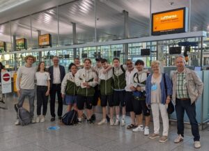 Das Foto zeigt die Reisegruppe aus dem Landkreis Dachau und Bernhard Seidenath am Münchner Flughafen.