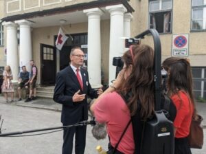 Beim Interview für das Bayerische Fernsehen vor der BRK-Wiesnwache Foto: Dennis Behrendt