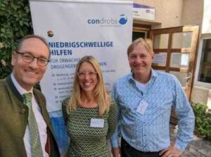 Bei den geschäftsführenden Vorständen Katrin Bahr und Frederik Kronthaler bedankte sich Bernhard Seidenath für das wichtige Wirken des Vereins Condrobs. Foto: CSU-Fraktion