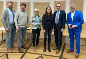Die Gesundheits- und Pflegepolitikerinnen und -politiker haben sich mit Dr. Claudia Ritter-Rupp, 2. stv. Vorsitzende des Vorstandes der Kassenärztlichen Vereinigung Bayern, Bereichsvorstand Psychotherapie, (3.v.r.) ausgetauscht. 