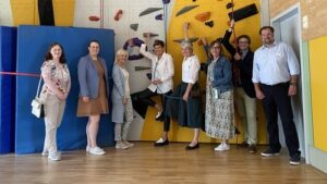 Unser Bild zeigt Carolina Trautner, MdL (3.v.l.)  und Dr. Beate Merk, MdL (3.v.r.) mit Vertretern des Bunten Kreises, Miriam Streit-Zach und Dr. Ludwig Lenzgeiger vor der neuen Kletterwand im Therapiezentrum Ziegelhof. 