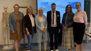 Unser Bild zeigt (von links): Miriam Streit-Zach, Leiterin der Pflegeschule Jessica Schipf, Carolina Trautner, MdL, Klinikvorstand Martin Gösele, Dr. Beate Merk, MdL und ärztliche Direktorin Dr. Marleen Pfeiffer.