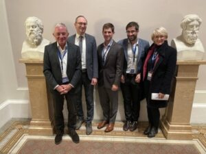 Im Gespräch über ALS (von links): Dr. Colin Wernsdoerfer, Bernhard Seidenath, Justin Klee, Josh Cohen und Susanne Digel. Foto: Fraktion  