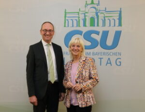 Bernhard Seidenath gratuliert Carolina Trautner zur Wahl. 