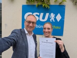 Gudrun Stifter (rechts neben Bernhard Seidenath) hatte die Änderung des Bundesgesetzes zur Kostenerstattung bei Notfall-Kontrazeption angeregt. Foto: CSU-Fraktion 