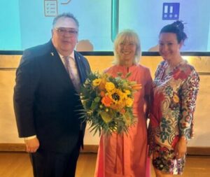 Unser Bild zeigt von links:  BLZK-Präsident Dr. Dr. Frank Wohl mit Carolina Trautner und Dr. Cosima Rücker (Vorsitzende ZBV Oberpfalz), Foto: Dr. Dr. Frank Wohl
