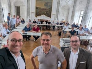 Nahmen den bayerischen VLKKD-Chef Professor Matthias Keller in ihre Mitte: Bernhard Seidenath und Stefan Meyer. Foto: Bernhard Seidenath