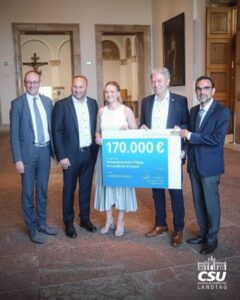 Im Bild von rechts: Klaus Holetschek, Landrat Klaus Löffler, Staatsministerin Judith Gerlach, Jürgen Baumgärtner und gesundheitspolitischer Sprecher Bernhard Seidenath bei der Förderbescheidübergabe.