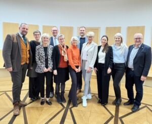 In der jüngsten Sitzung waren Prof. Dr. Uta Behrends (2.v.l.), Leiterin der Spezialsprechstunden für LONG COVID und des MRI Chronische Fatigue Centrum (MCFC) für junge Menschen, Katharina Jung und Claudia Lau (2. und 2.v.r.) als Vertreterinnen von „Nicht genesen Bayern“ sowie Josefine Sostak und Kathrin Hansen-Broeger von der Caritas München-West (5. und 6.v.l.), zu Gast. Foto: CSU-Fraktion