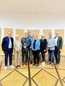 Die berufliche Situation von Hebammen oder Heilmittelerbringerinnen und Heilmittelerbringern in Bayern (Logopäden, Ergo- und Physiotherapeuten, Podologen und Ernährungstherapeuten) in den Blick genommen haben Prof. Dr. Matthias Beckmann (5.v.l.), Dr. Alexander Mocker (3.v.r.) und Sonja Sponsel (4.v.l.) von der Friedrich-Alexander-Universität Erlangen-Nürnberg