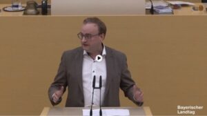 Stefan Meyer, MdL bei seiner Rede zur Reha in Bayern.