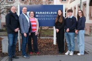 Mit neuen Medizinstudierenden: Dr. Stephan Kolb, Vizekanzler Standort Nürnberg der Paracelsus Universität, und Bernhard Seidenath (von links).