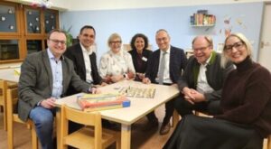 Im Kinderclub der Eltern-Kind-Klinik – (v. l.) MdL Stefan Meyer, Landrat Raimund Kneidinger, Klinikleiterin Ingrid Burk, die stellvertretende Klinikleiterin Bettina ZwirnerMdL Bernhard Seidenath, Bürgermeister Wolfgang Lindmeier und Geschäftsführerin Nadine Espey. Foto: Stefanie Starke