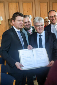 Förderbescheidübergabe mit Innenstaatssekretär Sandro Kirchner (von links), Sascha Schnürer, Pierre-Enric Steiger und AK-Vorsitzenden Bernhard Seidenath. Foto: CSU-Fraktion