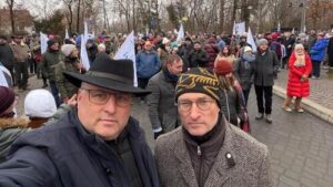 Der "March of the living" ist am Sonntag- Nachmittag bei klirrender Kälte den Weg der KZ-Häftlinge genau anders herum gegangen: statt vom Dachauer Bahnhof ins Konzentrationslager von der KZ-Gedenkstätte zum Bahnhof. Eine Kundgebung, initiiert von Professor Guy Katz und unter der Schirmherrschaft von Landrat Stefan Löwl, hatte sich zuvor klar gegen Antisemitismus positioniert.