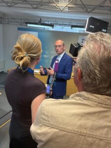 Das Foto zeigt mich beim Interview mit SAT 1 Bayern.
